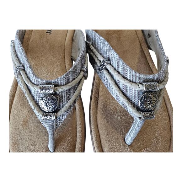 MINNETONKA Women 10 M Silverthorne Thong Sandals Fabric Upper Silver Accents - Picture 4 of 9
